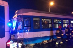 Kraków: Autobus zderzył się z tramwajem. 7 poszkodowanych w szpitalu