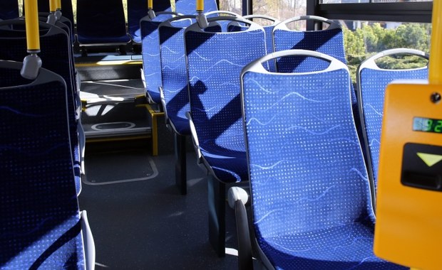 Kraków: Awantura w miejskim autobusie. Jeden z pasażerów został postrzelony