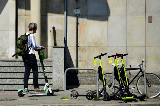 Kraków: Będzie zakaz poruszania się hulajnogami w rejnie Rynku Głównego? / 	Jakub Kamiński    /PAP