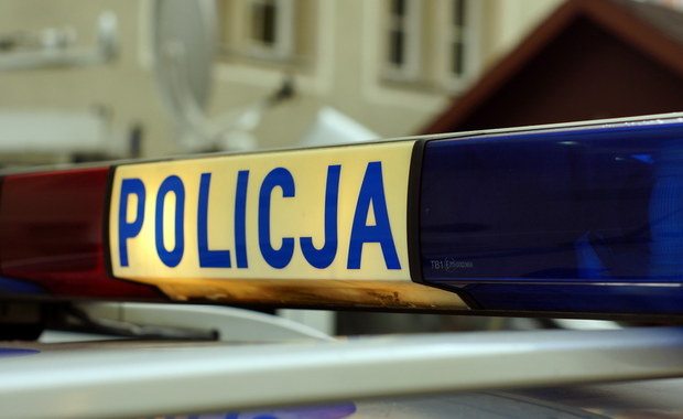 Kraków: Chciał wyrwać broń funkcjonariuszowi. Policja postrzeliła 25-latka