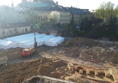 Kraków: Ciąg dalszy kontrowersji wokół budowy na Stradomskiej. Archeolodzy pracowali bez zezwoleń