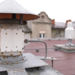 Kraków: Deszczomierze na dachach budynków pomagają w określeniu ilości opadów