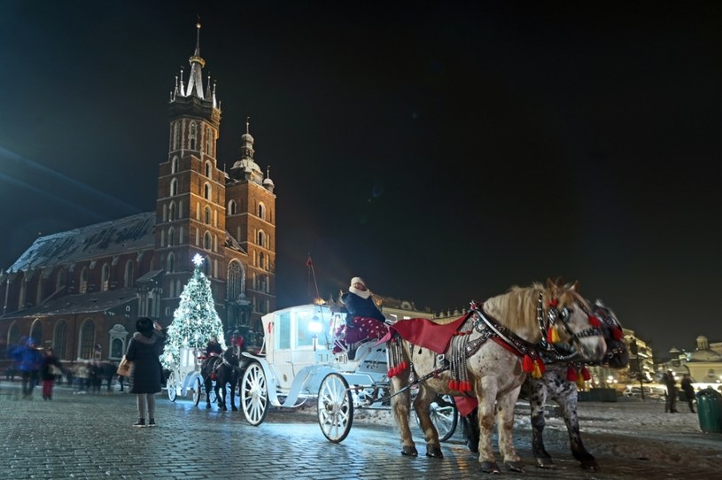 Kraków jest piękny także w lecie, jednak zimą – kiedy dachy i chodniki przypruszy śnieg – atmosfera robi się trudna do opisania. Taką opinię podzielają tysiące turystów, a rankingi zwracają też uwagę na niewygórowane ceny. /Marek Lasyk  /East News