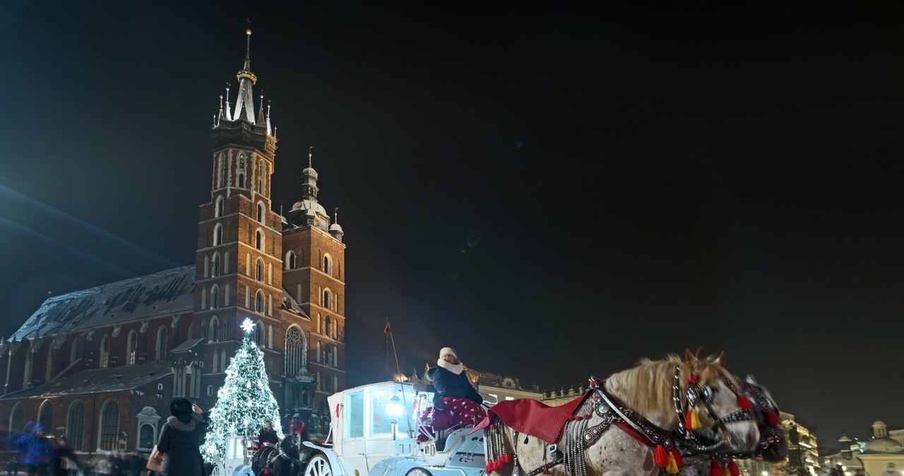 Kraków jest piękny także w lecie, jednak zimą – kiedy dachy i chodniki przypruszy śnieg – atmosfera robi się trudna do opisania. Taką opinię podzielają tysiące turystów, a rankingi zwracają też uwagę na niewygórowane ceny. /Marek Lasyk  /East News