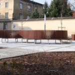 Kraków: Ławka kupiona za 228 tys. zł pęka. "Jest z egzotycznego drewna"