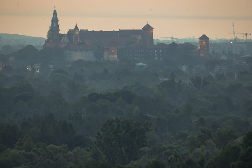 Kraków leży w zagłębieniu, a to sprzyja osiadaniu smogu /Getty Images