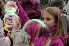 Kraków: Mydlane bańki poszybowały do nieba