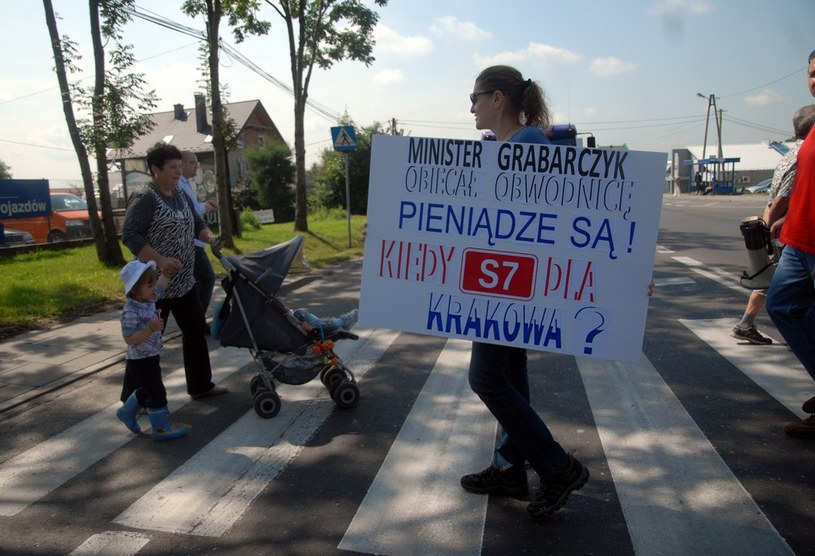Kraków nie ma szczęścia do dróg. Takie blokady drogi nr w Węgrzcach nie pomogły, drogi S7 nie ma, podobnie jak obwodnicy /Marek Lasyk  /Reporter