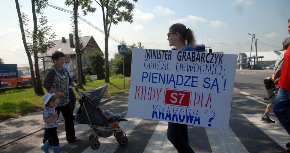 Kraków nie ma szczęścia do dróg. Takie blokady drogi nr w Węgrzcach nie pomogły, drogi S7 nie ma, podobnie jak obwodnicy /Marek Lasyk  /Reporter