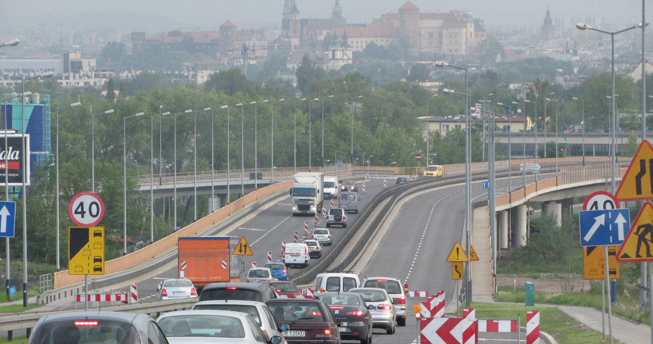 Kraków: Niedawno oddana do użytku ulica nadaje się do remontu