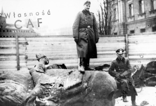 Kraków. Niemieccy żołnierze pozują na obalonym pomniku Grunwaldzkim (1939 r.) /CAF /PAP