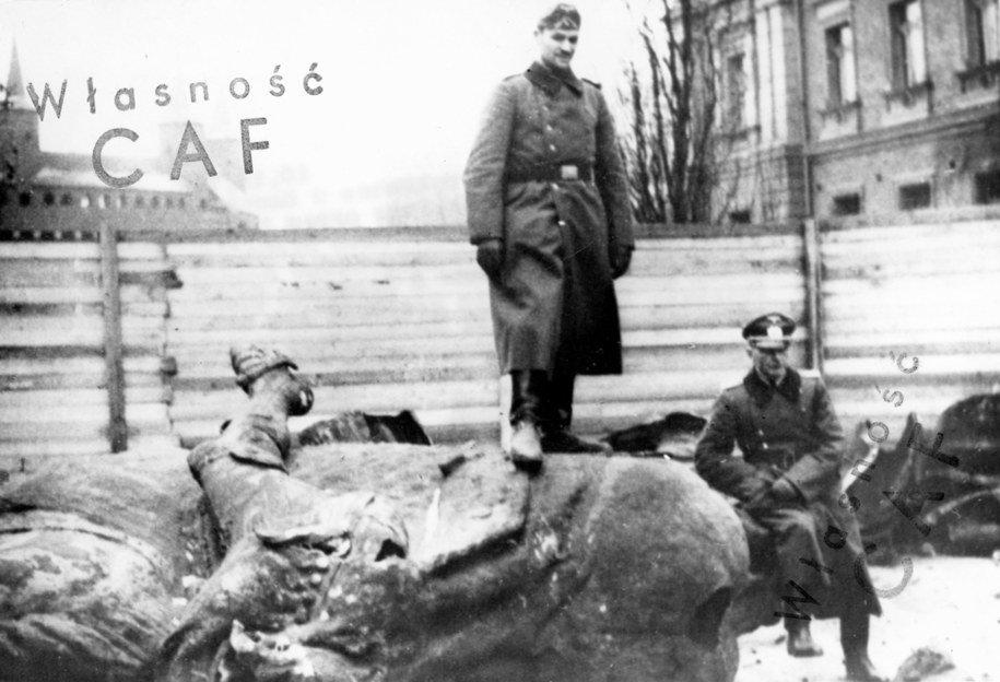 Kraków. Niemieccy żołnierze pozują na obalonym pomniku Grunwaldzkim (1939 r.) /CAF /PAP