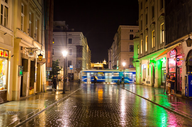 Kraków nocą na zdjęciu ilustracyjnym /Shutterstock