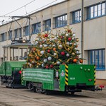 Kraków: Odnowiona lora z życzeniami świątecznymi wyjechała na tory