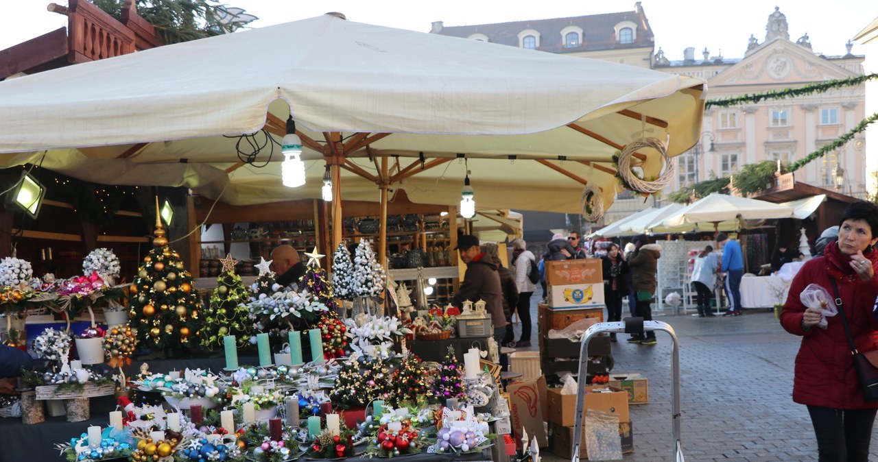 Kraków: Ostatnie przygotowania do rozpoczęcia Targów Bożonarodzeniowych