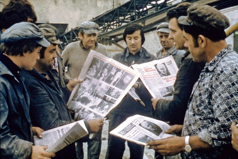 Kraków, październik 1978. Pracownicy zakładów Solvay czytają doniesienia o wyborze Wojtyły na papieża /East News