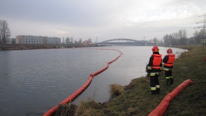 Kraków: Plama oleju na Wiśle