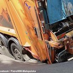 Kraków: Pod śmieciarką zapadł się asfalt