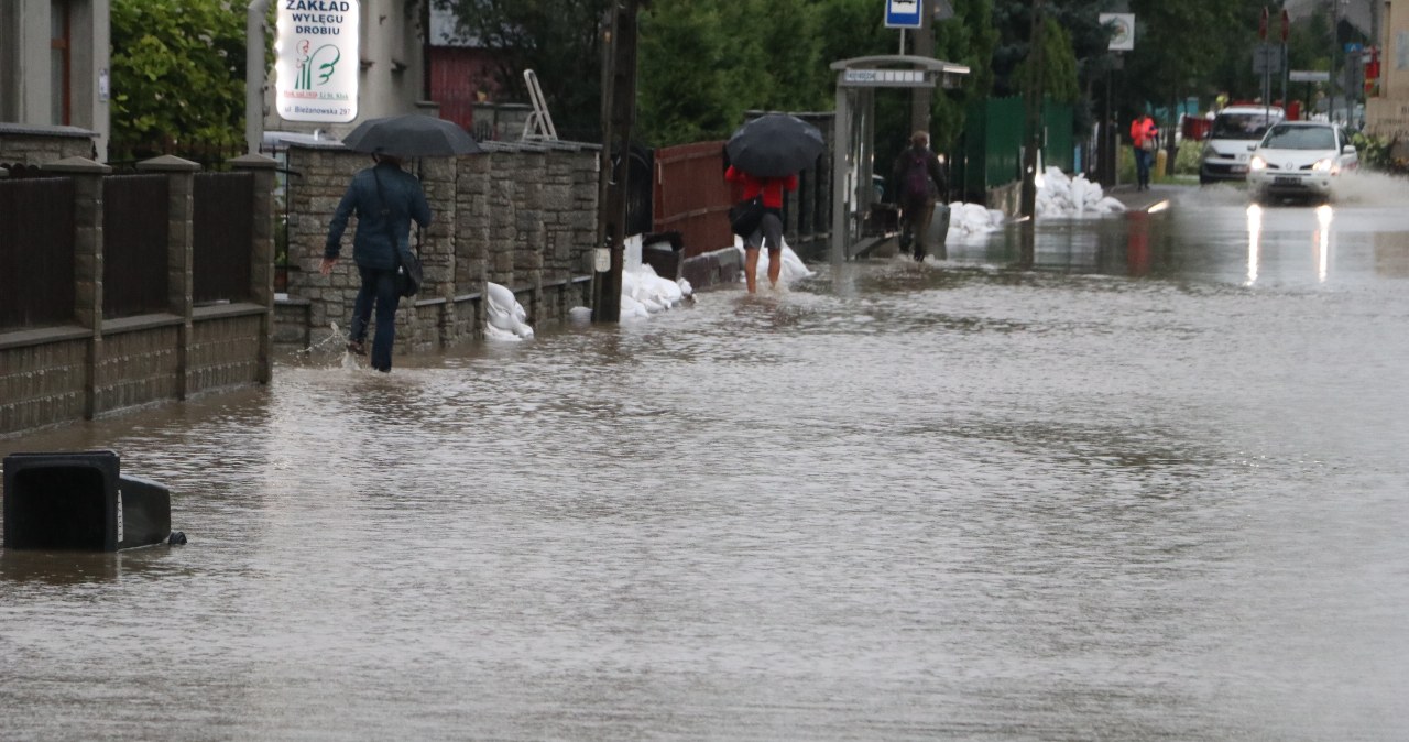 Kraków pod wodą. Rzeka przelała się przez wał powodziowy na Bieżanowie 