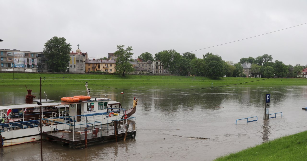 Kraków: Podnosi się poziom Wisły. Bulwary zalane