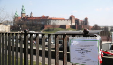 Kraków: Policja patroluje Planty i Bulwary Wiślane