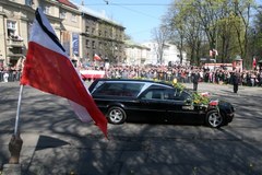 Kraków powitał trumny z ciałami pary prezydenckiej