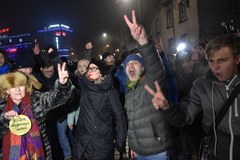 Kraków: Protestujący blokowali politykom PiS wjazd na Wzgórze Wawelskie