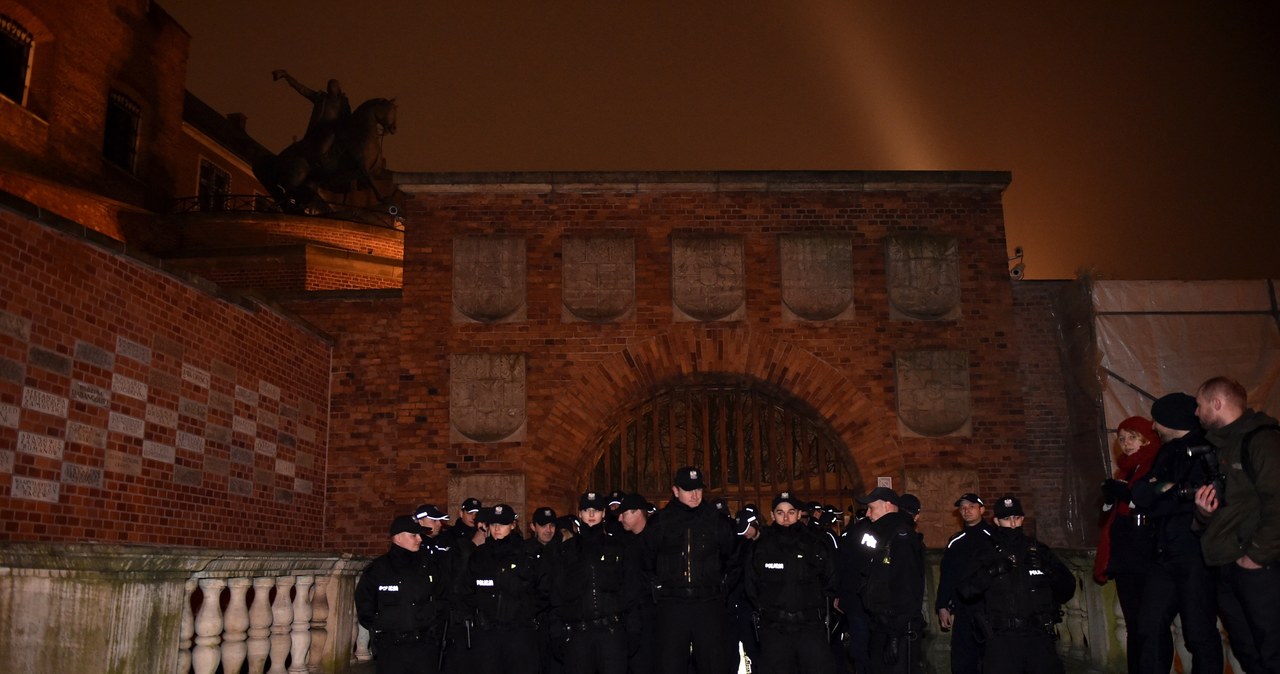 Kraków: Protestujący blokowali politykom PiS wjazd na Wzgórze Wawelskie