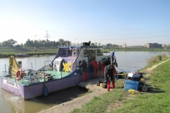 Kraków: Przygotowania do odholowania barek