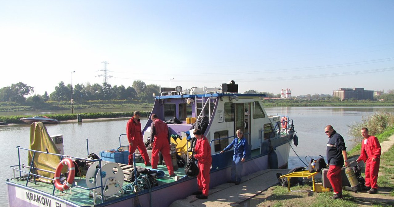 Kraków: Przygotowania do odholowania barek