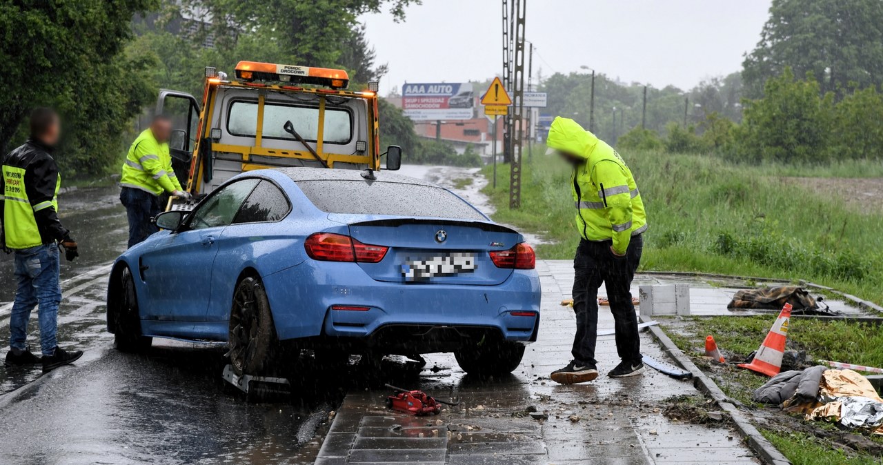 Kraków: Rozpędzone bmw wjechało w przystanek autobusowy