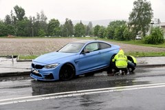 Kraków: Rozpędzone bmw wjechało w przystanek autobusowy