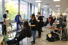 Kraków: Ścinają włosy, by pomóc najmłodszym