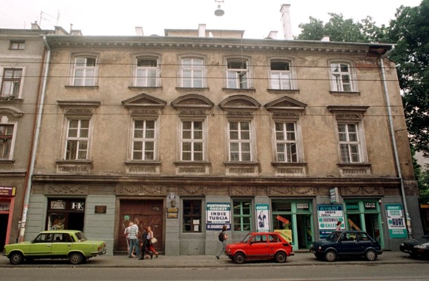 Kraków, sierpień 1999. Kamienica przy Krakowskiej 26 na Kazimierzu, której zwrotu domagała się wówczas w pozwach złożonych w Nowym Jorku i Chicago grupa amerykańskich Żydów /	Jacek Bednarczyk   /PAP