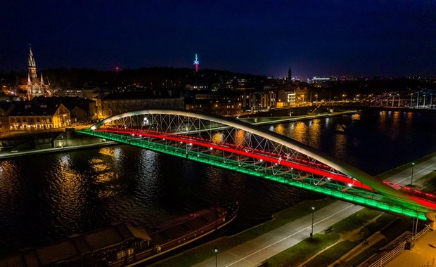 Kraków solidarny z Włochami. Kładka o. Bernatka, ICE i TAURON Arena w barwach „il Tricolore”