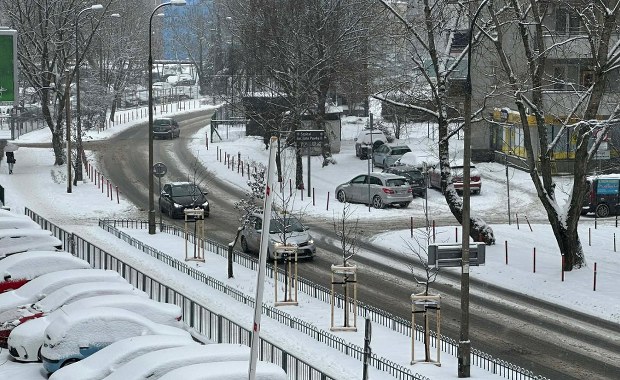Kraków sparaliżowany przez śnieżycę. Komunikacyjny chaos na ulicach miasta
