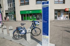 Kraków: Stojaki na rowery z przetopionych pieców staną przed szkołami