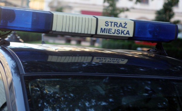 Kraków: Strażnicy miejscy potrąceni przez samochód. Podczas pościgu padły strzały