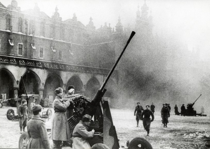 Kraków, styczeń 1945. Radziecka artyleria przeciwlotnicza na Rynku Głównym /reprodukcja FoKa /Agencja FORUM