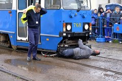 Kraków: Symulacja wypadku z udziałem rowerzysty