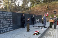 Kraków: Szczątki ofiar hitlerowców złożono w zbiorowej mogile
