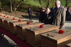 Kraków: Szczątki ofiar hitlerowców złożono w zbiorowej mogile