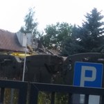 Kraków: Wyburzyli koparką budynek pokryty azbestem. "Stan zagrożenia dla życia i zdrowia"