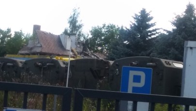 Kraków: Wyburzyli koparką budynek pokryty azbestem. "Stan zagrożenia dla życia i zdrowia"