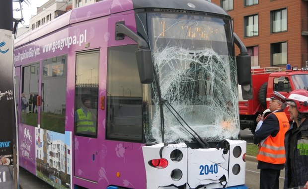 Kraków: Zderzenie tramwaju z autobusem, 15 osób rannych