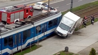 Kraków: Zderzenie tramwaju z samochodem dostawczym