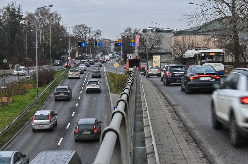 Krakowianie mają 100 tys. samochodów, które nie spełnią wymogów SCT. Czy to nie jest zbyt duża ingerencja we własność? Oceni to sąd /Getty Images