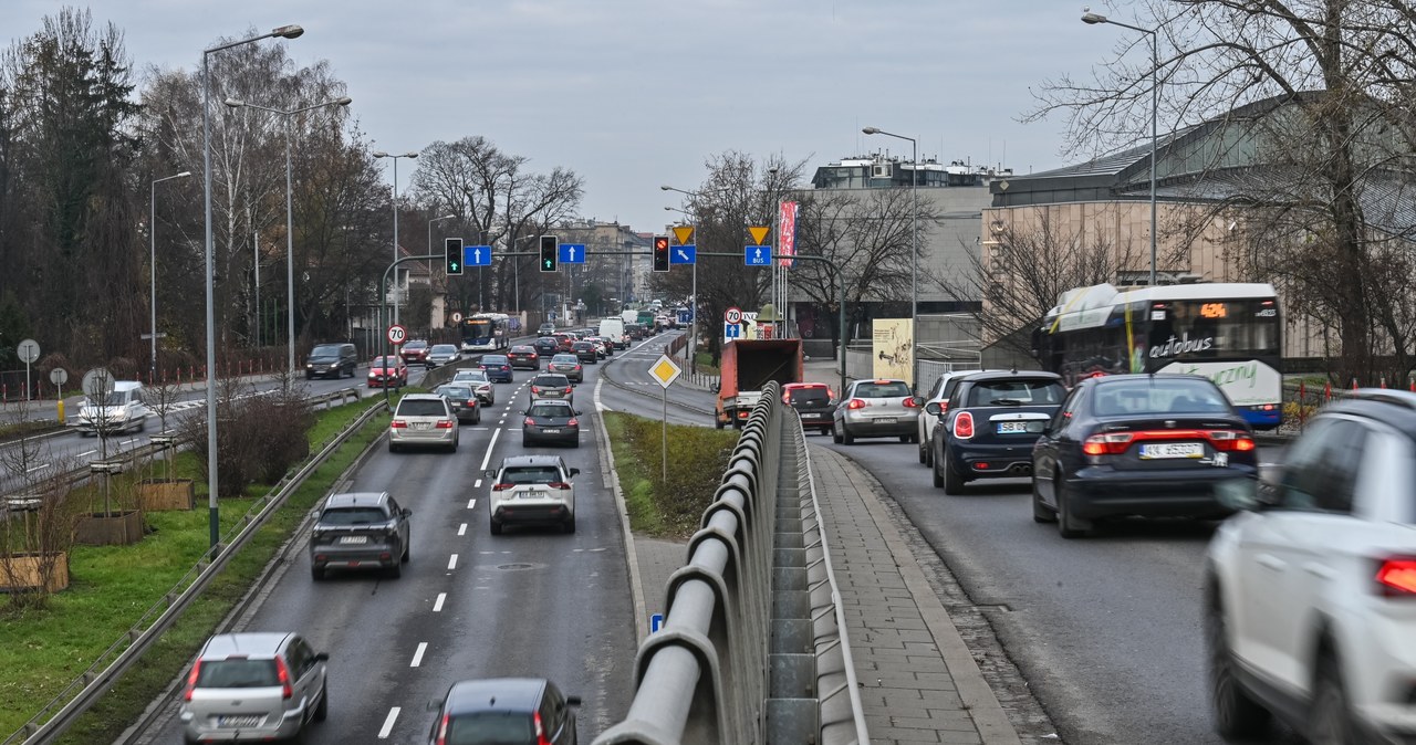 Krakowianie mają 100 tys. samochodów, które nie spełnią wymogów SCT. Czy to nie jest zbyt duża ingerencja we własność? Oceni to sąd /Getty Images