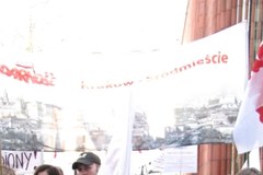 Krakowianie protestują przeciwko cięciom w oświacie