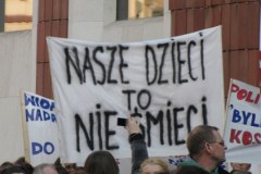 Krakowianie protestują przeciwko cięciom w oświacie